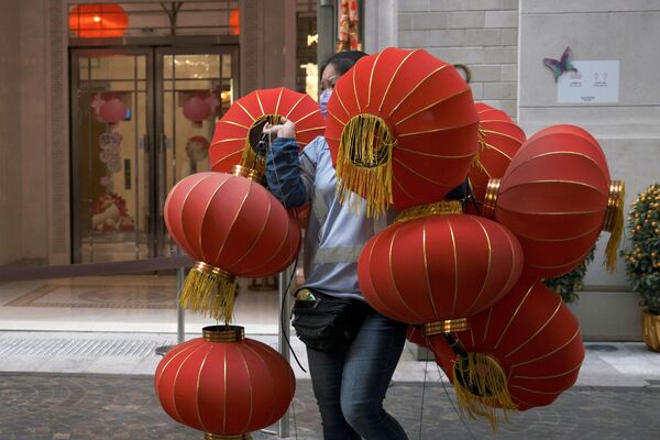 一位香港少女手持红灯笼。 - 俄罗斯卫星通讯社