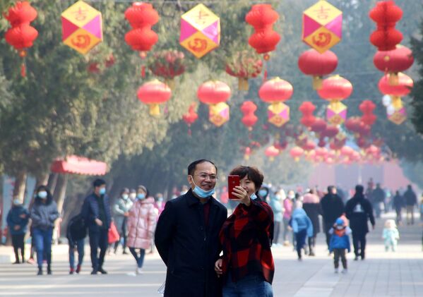 北京市民在户外抓拍新年。
 - 俄罗斯卫星通讯社