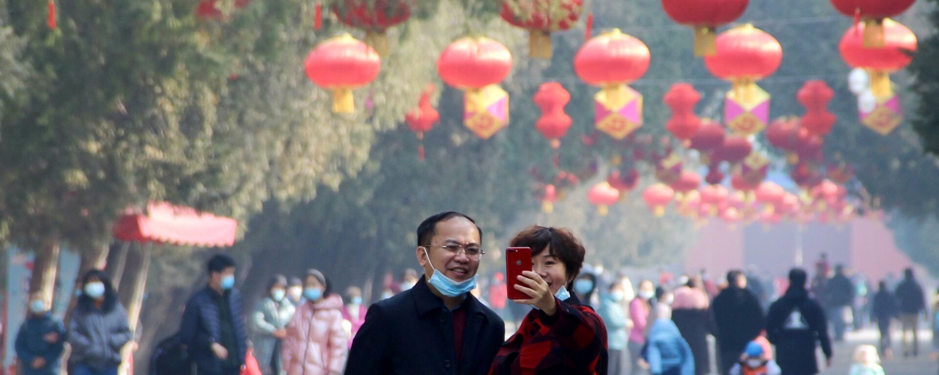 Люди во время празднования Нового года на одной из улиц в Пекине - 俄罗斯卫星通讯社, 1920, 11.05.2021