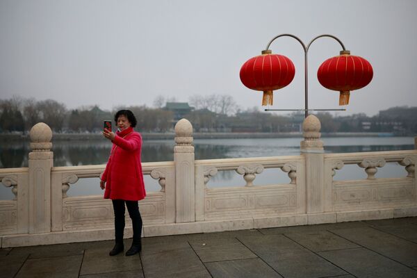 女孩在北京街头自拍留念。
 - 俄罗斯卫星通讯社