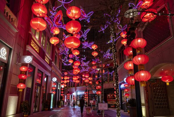 香港街頭懸掛起春節十五紅燈籠。
 - 俄羅斯衛星通訊社