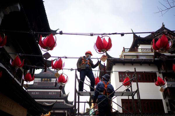 上海市街道正在悬挂新年灯笼。
 - 俄罗斯卫星通讯社