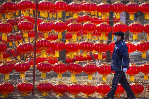 北京市街頭懸掛起海量紅燈籠。
 - 俄羅斯衛星通訊社