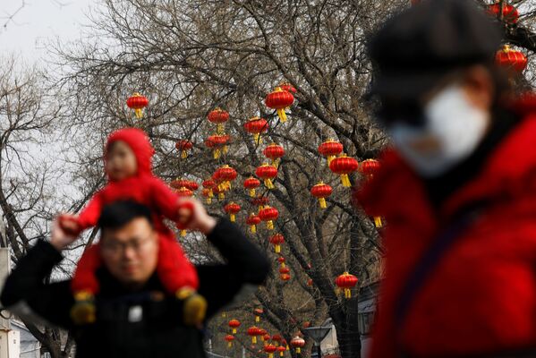 北京節前懸掛起紅燈籠。
 - 俄羅斯衛星通訊社