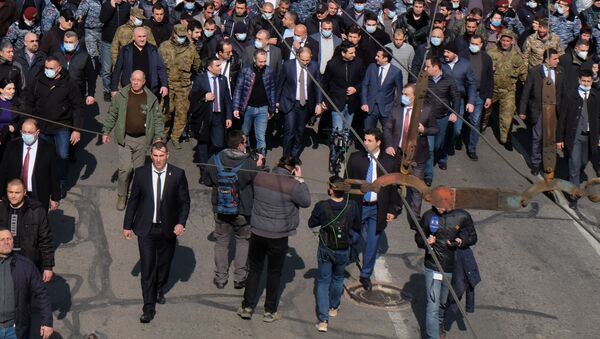 Премьер-министр Армении Никол Пашинян вместе со своими сторонниками на улице Еревана.  - 俄罗斯卫星通讯社