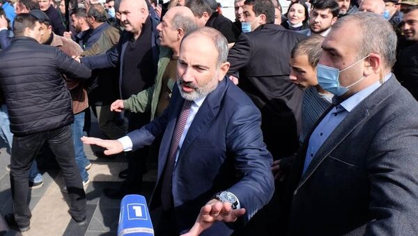 Премьер-министр Армении Никол Пашинян (в центре) вышел к протестующим на улице Еревана. - 俄罗斯卫星通讯社