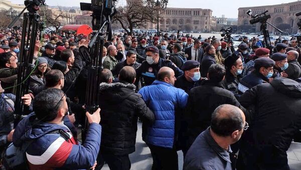 Протестующие возле Дома правительства в Ереване.  - 俄罗斯卫星通讯社