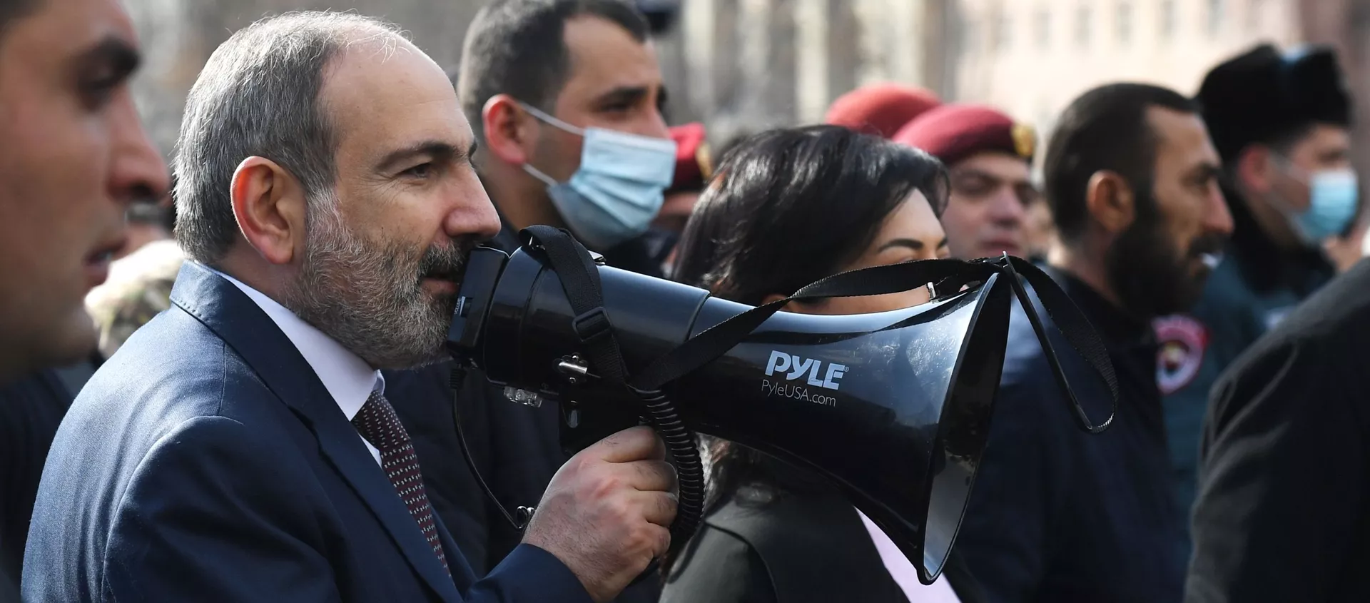 Премьер-министр Армении Никол Пашинян вышел к протестующим на улице Еревана. - 俄羅斯衛星通訊社, 1920, 10.03.2021