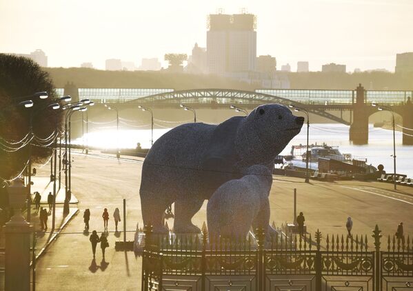 莫斯科市高尔基文化与休闲公园中的北极熊塑像。
 - 俄罗斯卫星通讯社