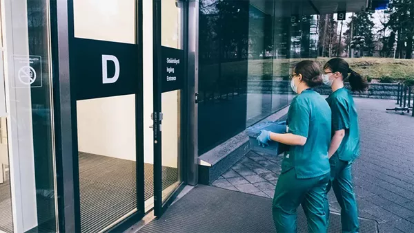 Медицинские работники несут вакцину Pfizer-BioNtech Covid-19 в больнице Хельсинкского университета в Хельсинки, Финляндия, 27 декабря 2020 года по случаю развертывания вакцины против коронавируса Pfizer-BioNTech Covid-19. - 俄羅斯衛星通訊社
