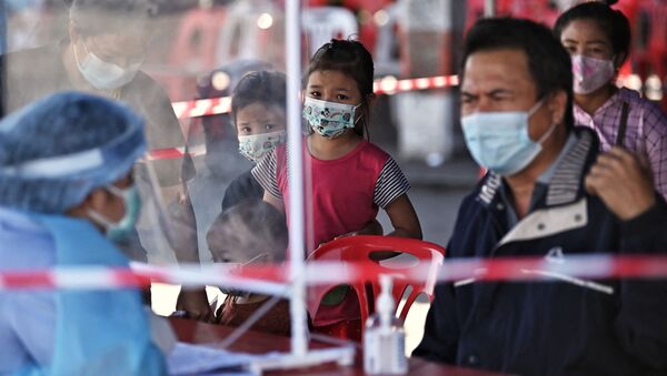 Семья в очереди на тестирование на коронавирус в Патум Тани, Таиланд  - 俄罗斯卫星通讯社
