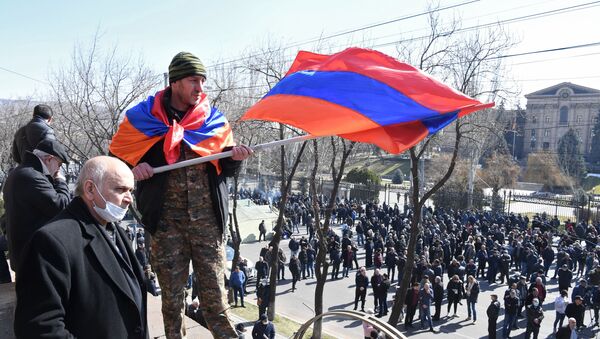 Участники митинга оппозиции у здания Национальной академии наук в Еревaне - 俄羅斯衛星通訊社