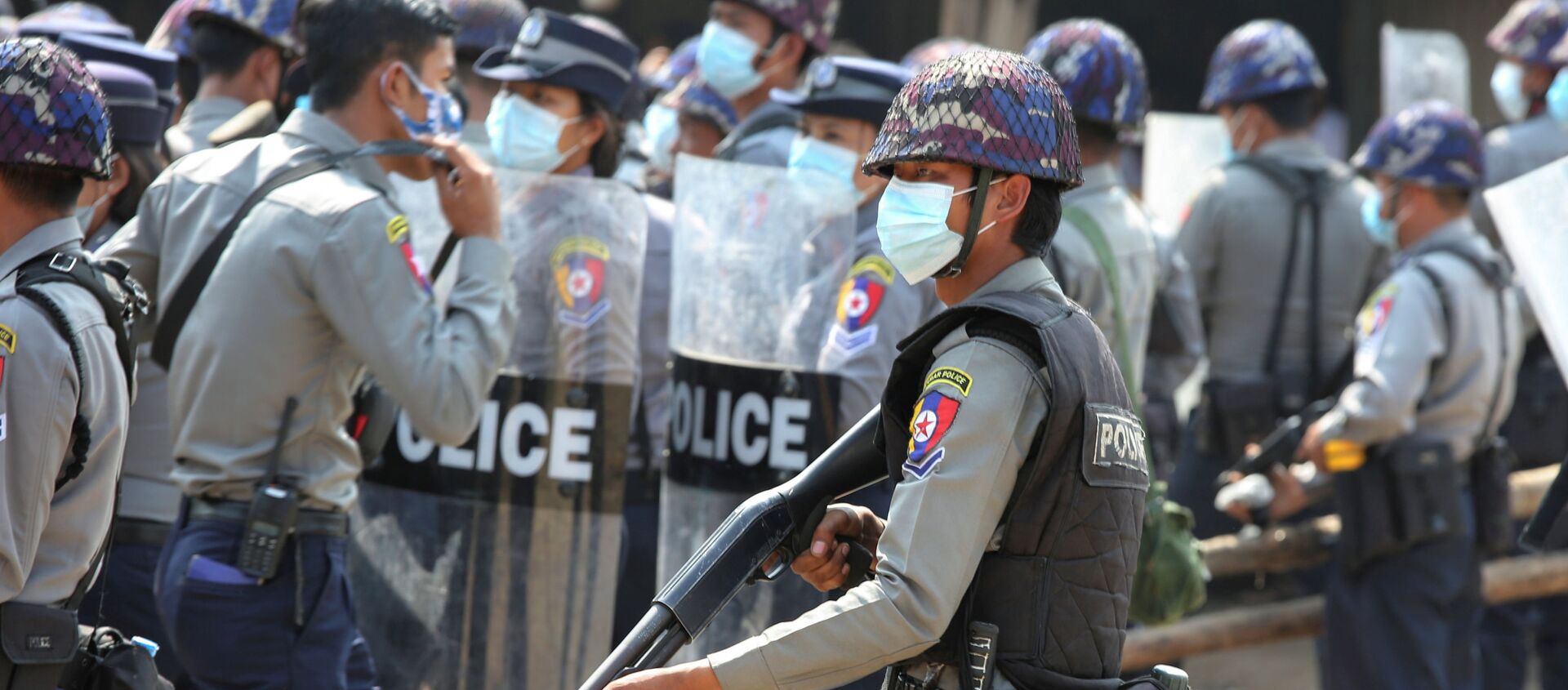Сотрудники полиции во время протестов против военного переворота в столице Мьянмы Нейпьидо - 俄羅斯衛星通訊社, 1920, 28.02.2021