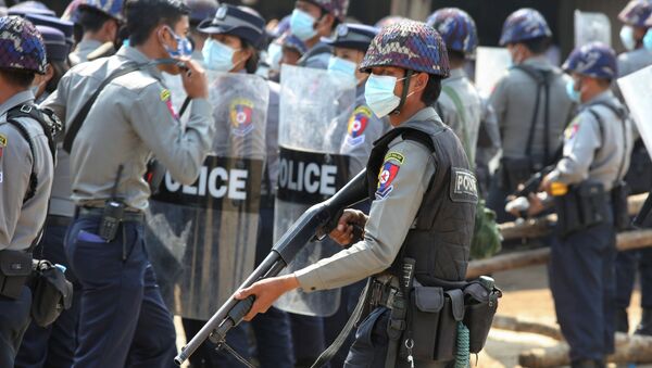 Сотрудники полиции во время протестов против военного переворота в столице Мьянмы Нейпьидо - 俄罗斯卫星通讯社