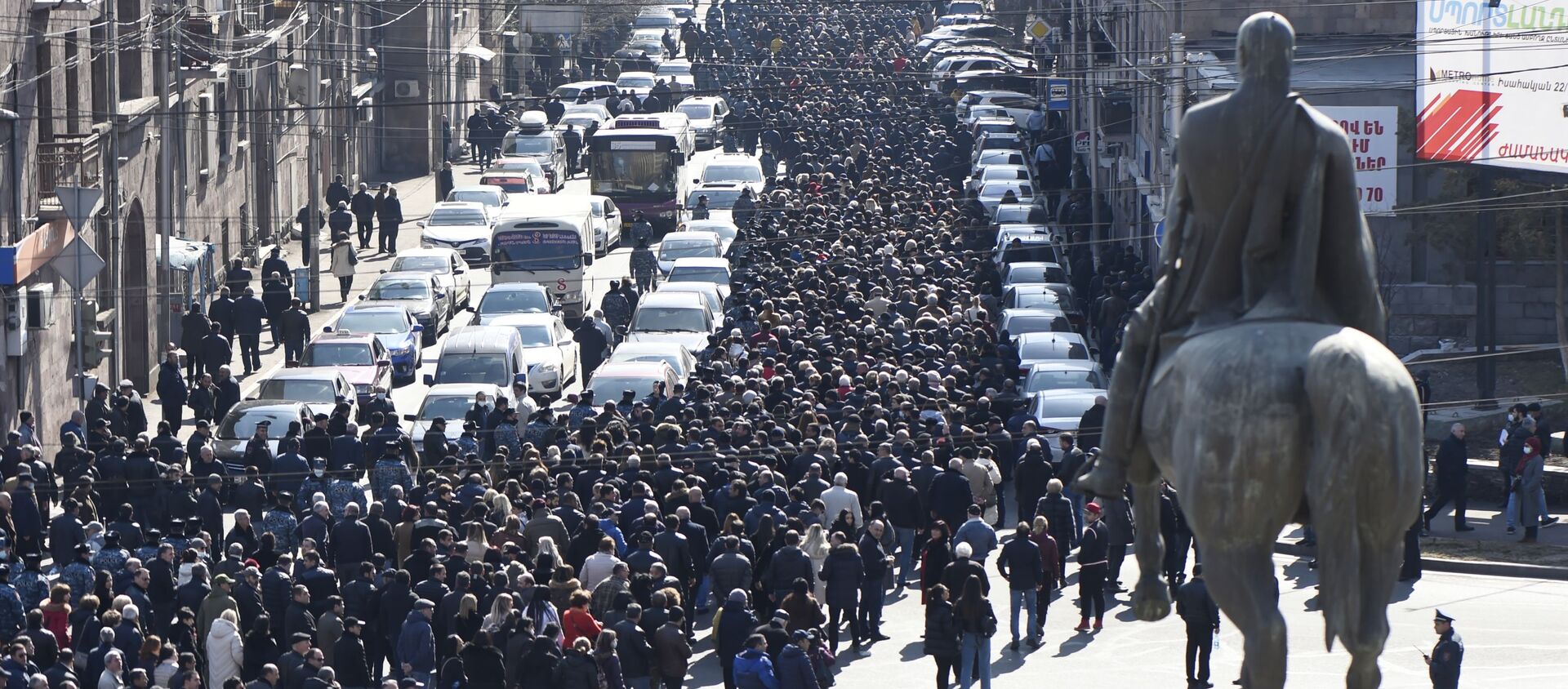 Участники митинга оппозиции движутся к зданию прокуратуры в Ереване - 俄羅斯衛星通訊社, 1920, 28.02.2021