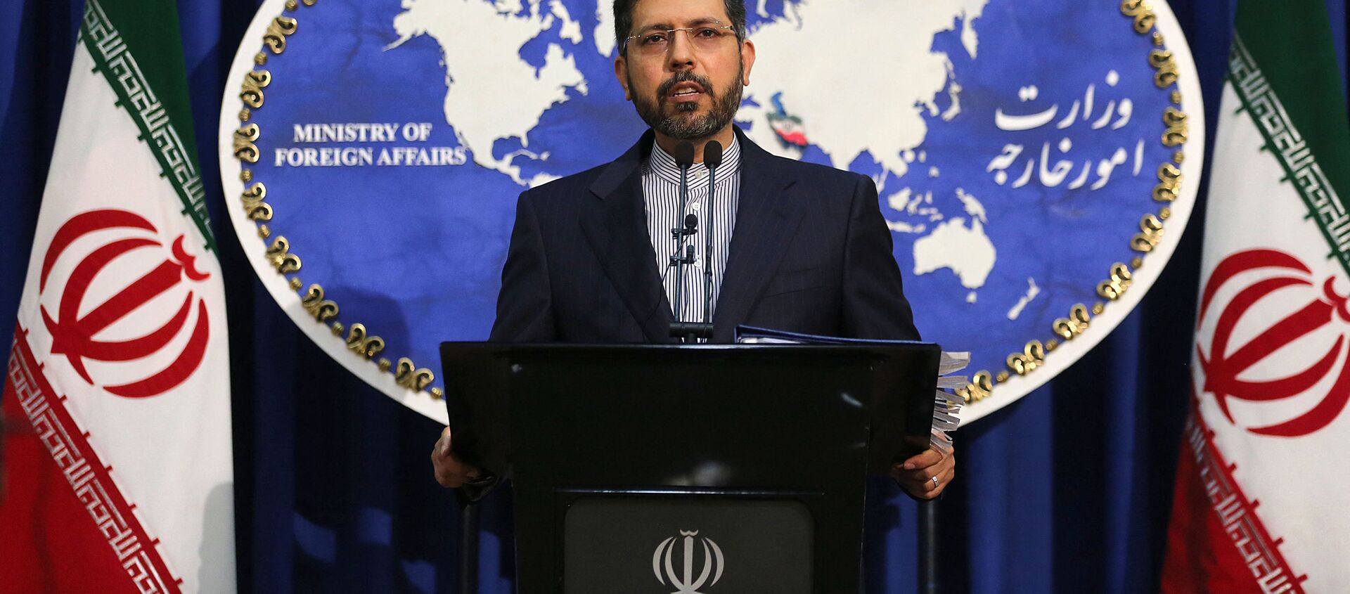 Официальный представитель Министерства иностранных дел Ирана Саид Хатибзаде во время пресс-конференции в Тегеране - 俄羅斯衛星通訊社, 1920, 27.02.2021