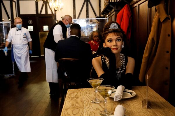 餐廳內設置的好萊塢影星奧黛麗·赫本蠟像。 - 俄羅斯衛星通訊社