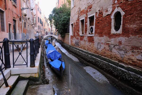 裸露著河床的威尼斯市運河。

 - 俄羅斯衛星通訊社