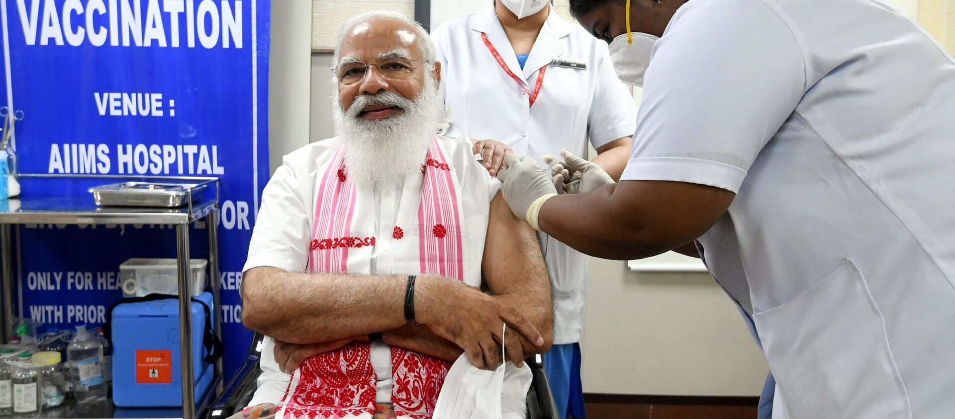 India's Prime Minister Narendra Modi receives a dose of COVAXIN, a coronavirus disease (COVID-19) vaccine developed by India's Bharat Biotech and the state-run Indian Council of Medical Research, at All India Institute of Medical Sciences (AIIMS) hospital in New Delhi, India, March 1, 2021 - 俄罗斯卫星通讯社, 1920, 01.03.2021