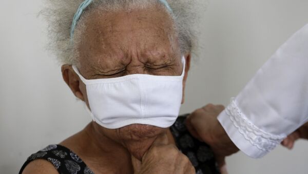 90-летняя Жюстина Батиста во время вакцинации против COVID-19 китайской вакциной Sinovac в Бразилиа, Бразилия - 俄罗斯卫星通讯社