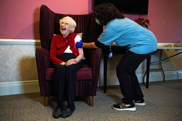 伦敦一敬老院百岁老人接种“牛津/阿斯利康”疫苗。
 - 俄罗斯卫星通讯社