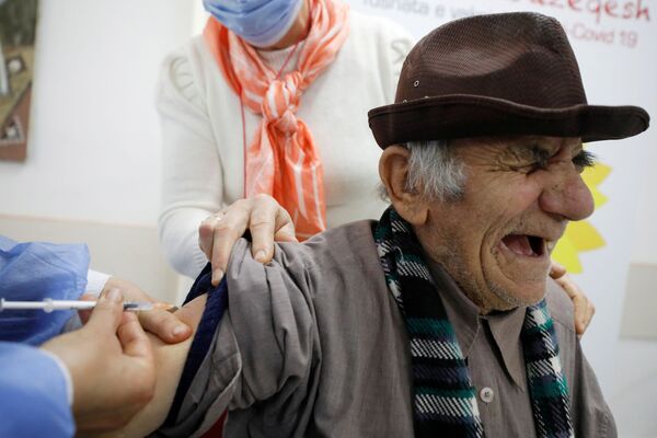 阿尔巴尼亚费里市一老人接种新冠疫苗。
 - 俄罗斯卫星通讯社