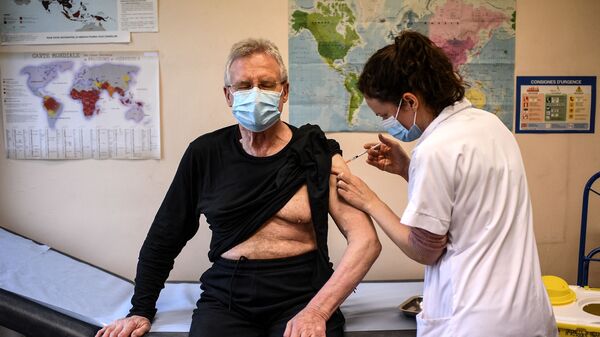 老人在巴黎接种了 Covid-19 疫苗 - 俄罗斯卫星通讯社