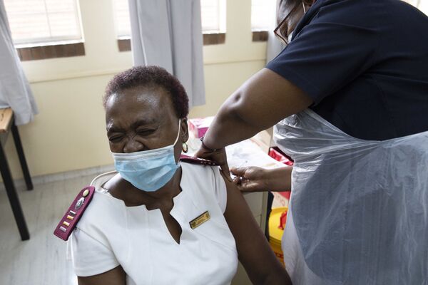 南非克莱克斯多普市医务工作者接种美国“强生”公司疫苗。
 - 俄罗斯卫星通讯社
