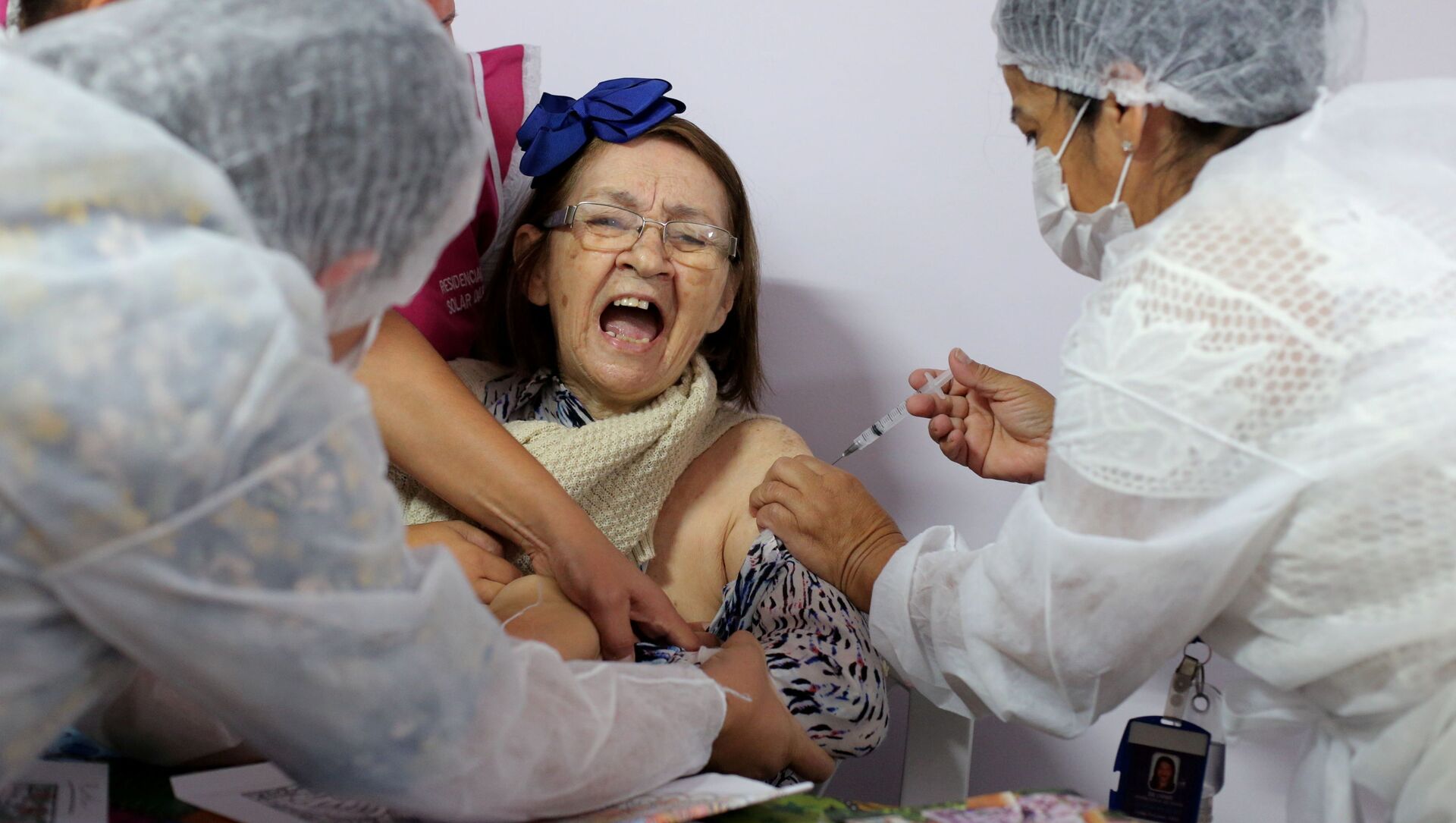 Пожилая женщина во время вакцинации в Сан-Паулу, Бразилия Пожилая женщина во время вакцинации в Сан-Паулу, Бразилия - 俄羅斯衛星通訊社, 1920, 16.03.2021