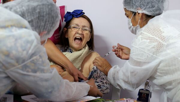Пожилая женщина во время вакцинации в Сан-Паулу, Бразилия  - 俄羅斯衛星通訊社