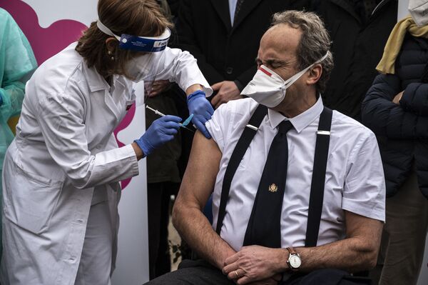 意大利都灵市阿梅迪欧·迪·萨沃亚医院医师佩里接种新冠疫苗。
 - 俄罗斯卫星通讯社
