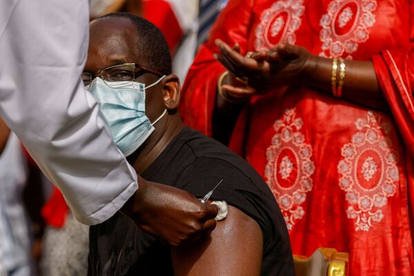塞內加爾衛生部部長薩爾在首都達喀爾市接種新冠疫苗。
 - 俄羅斯衛星通訊社
