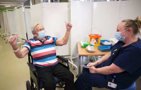 英國布里斯托爾市98歲老人沃烏克斯接種“輝瑞-BioNTech”疫苗
 - 俄羅斯衛星通訊社