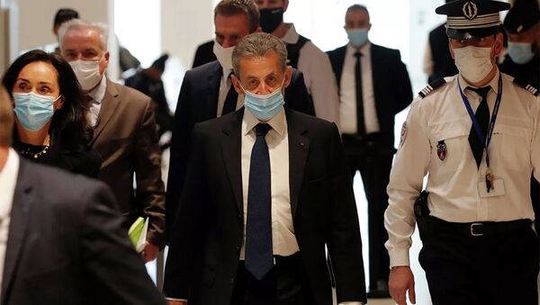 Бывший президент Франции Николя Саркози в здании суда перед вынесением приговора - 俄罗斯卫星通讯社