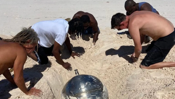 На Багамах нашли титановый шар с надписями на русском - 俄羅斯衛星通訊社