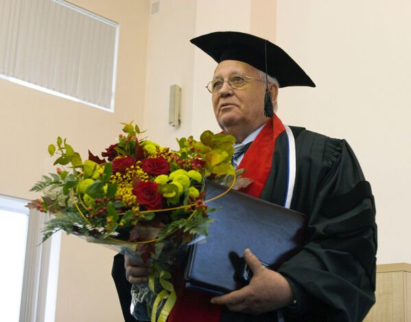 戈尔巴乔夫被授予圣彼得堡国立医科大学荣誉教授。
 - 俄罗斯卫星通讯社