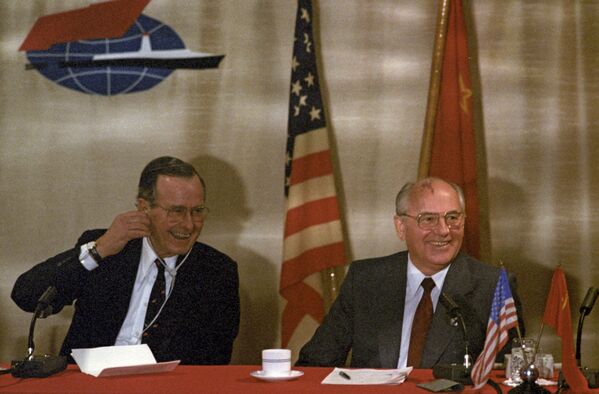 1989年，苏共中央总书记戈尔巴乔夫与美国总统布什在马耳他举行非官方会晤。
 - 俄罗斯卫星通讯社
