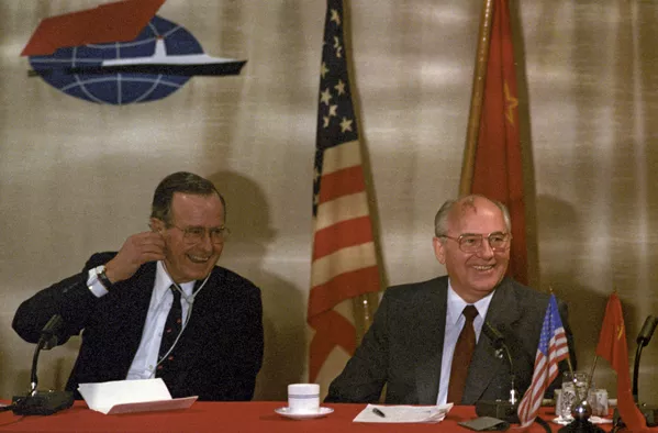 1989年,蘇共中央總書記戈爾巴喬夫與美國總統布什在馬耳他舉行非官方會晤。
1989年,蘇共中央總書記戈爾巴喬夫與美國總統布什在馬耳他舉行非官方會晤。
- 俄羅斯衛星通訊社
