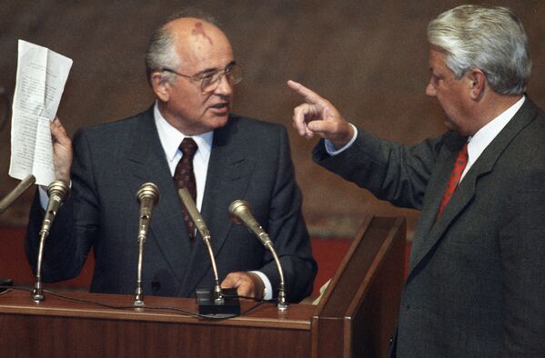 戈爾巴喬夫與葉利欽在俄羅斯蘇維埃聯邦最高委員會會議上。
 - 俄羅斯衛星通訊社