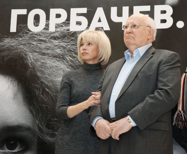 戈尔巴乔夫与女儿出席“米哈伊尔·戈尔巴乔夫《改革重建》”展览开幕式。

 - 俄罗斯卫星通讯社