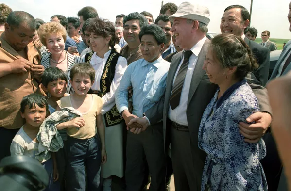 1991年,戈爾巴喬夫視察哈薩克斯坦。
1991年,戈爾巴喬夫視察哈薩克斯坦。
- 俄羅斯衛星通訊社