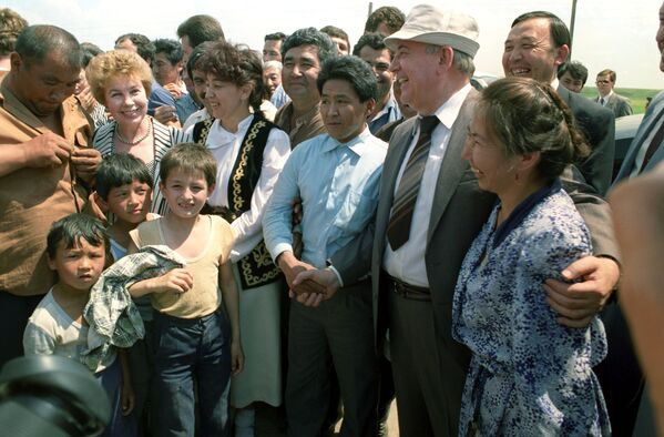 1991年，戈爾巴喬夫視察哈薩克斯坦。
 - 俄羅斯衛星通訊社