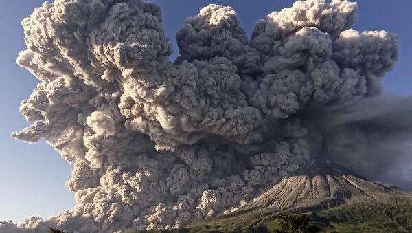 印度尼西亚锡纳朋火山喷发现场。

 - 俄罗斯卫星通讯社