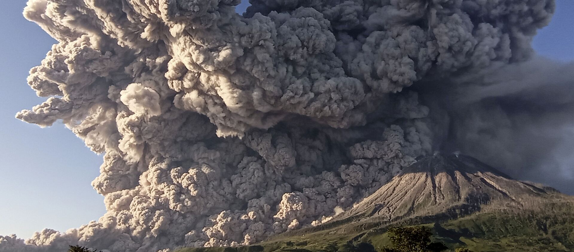 印度尼西亚锡纳朋火山喷发现场。

 - 俄罗斯卫星通讯社, 1920, 02.03.2021