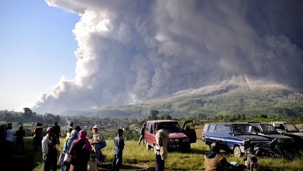 Извержение вулкана Синабунг в Индонезии - 俄羅斯衛星通訊社