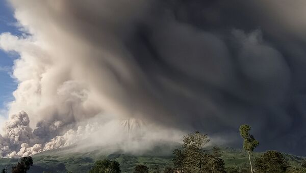 印度尼西亞錫納朋火山噴發現場。 - 俄羅斯衛星通訊社