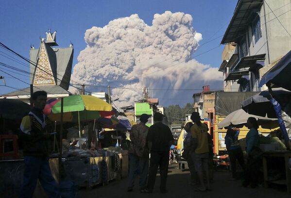 印度尼西亞錫納朋火山噴發現場。 - 俄羅斯衛星通訊社