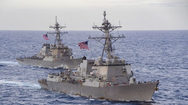 Американский миноносец USS Sterett (DDG 104) и эсминец USS John S. McCain (DDG 56) в Южно-китайском море.  - 俄罗斯卫星通讯社