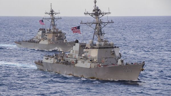 Американский миноносец USS Sterett (DDG 104) и эсминец USS John S. McCain (DDG 56) в Южно-китайском море.  - 俄羅斯衛星通訊社