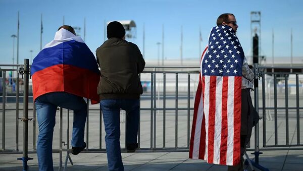 Мужчины с флагами России и США - 俄羅斯衛星通訊社